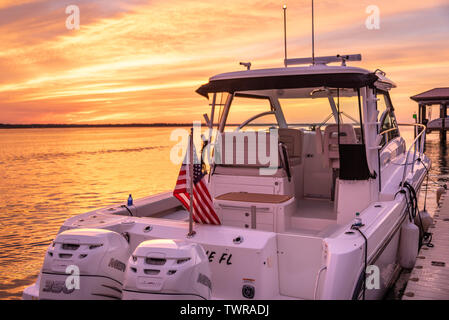 Boston Whaler angedockt bei Sonnenuntergang auf den Intracoastal Waterway in St. Augustine, Florida. (USA) Stockfoto