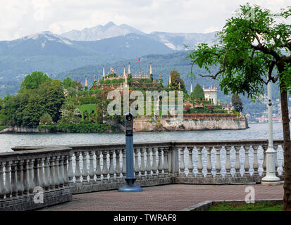 Terrasse mit Panoramablick auf die Inseln des Lago Maggiore. Stresa - Italien Stockfoto