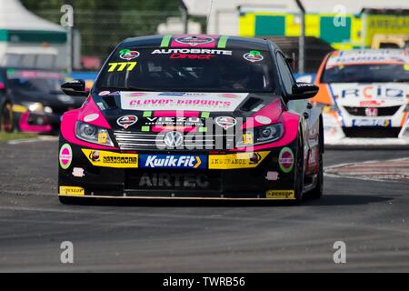 Dalton auf T-Stücke, England, 15. Juni 2019. Michael Crees inovative Erfolgsgeschichte fahren ein Volkswagen CC für den GKR Gerüst mit Autobrite direkt während der freien Praxis für die Kwik Fit British Touring Car Championship im Croft Rennstrecke. Stockfoto