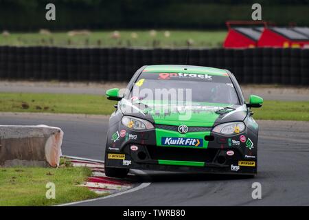 Dalton auf T-Stücke, England, 15. Juni 2019. Sam Osborne ein MG6 GT für Excelr 8 Motorsport im freien Training für den Kwik Fit British Touring Car Championship im Croft Rennstrecke. Stockfoto