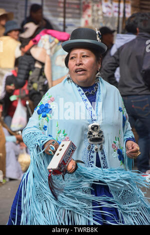 Cholita tanzen im Gran Poder Festival, La Paz, Bolivien Stockfoto