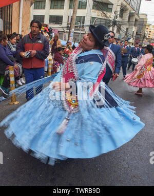 Cholita tanzen im Gran Poder Festival, La Paz, Bolivien Stockfoto