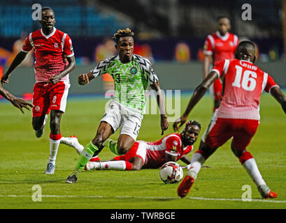 Alexandria Stadium, Alexandria, Ägypten, 22. Juni 2019. Afrika Cup des internationalen Fußball-Turnier der Nationen, Nigeria gegen Burundi; Samuel Chimerenka Chukwueze von Nigeria steuert den Ball in das Feld Quelle: Aktion Plus Sport Bilder/Alamy leben Nachrichten Stockfoto