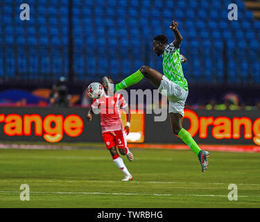 Alexandria Stadium, Alexandria, Ägypten, 22. Juni 2019. Afrika Cup des internationalen Fußball-Turnier der Nationen, Nigeria gegen Burundi; Ebere Paul Onuachu von Nigeria steuert die High pass Credit: Aktion Plus Sport Bilder/Alamy leben Nachrichten Stockfoto