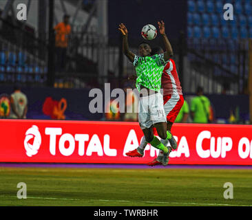 Alexandria Stadium, Alexandria, Ägypten, 22. Juni 2019. Afrika Cup des internationalen Fußball-Turnier der Nationen, Nigeria gegen Burundi; Ebere Paul Onuachu von Nigeria Herausforderungen für eine Kopfzeile Credit: Aktion Plus Sport Bilder/Alamy leben Nachrichten Stockfoto