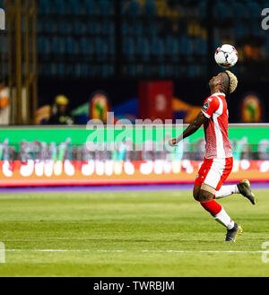 Alexandria Stadium, Alexandria, Ägypten, 22. Juni 2019. Afrika Cup des internationalen Fußball-Turnier der Nationen, Nigeria gegen Burundi; Abdoul Fiston von Burundi steuert die foeward aus laufen, um seine Leiter Credit: Aktion Plus Sport Bilder/Alamy leben Nachrichten Stockfoto