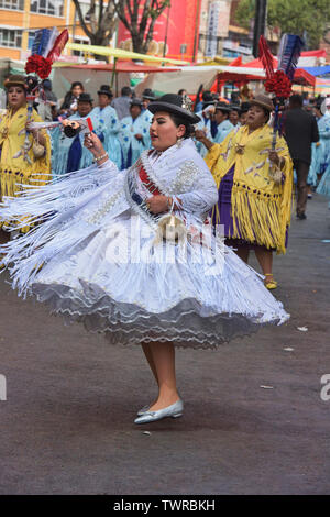 Cholita tanzen im Gran Poder Festival, La Paz, Bolivien Stockfoto