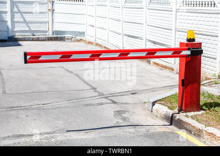 Automatische steigende arm Barriere für die Einreise oder Stop Traffic. Ausleger Barriere Tor acces Eintrag Stockfoto