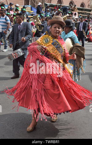Cholita tanzen im Gran Poder Festival, La Paz, Bolivien Stockfoto