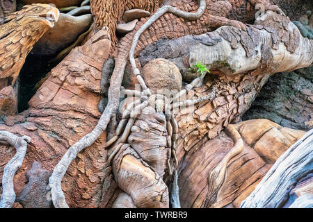 ORLANDO, Florida, USA. Mai 03, 2019: Schnitzereien an den Baum des Lebens in Disney's Animal Kingdom Stockfoto