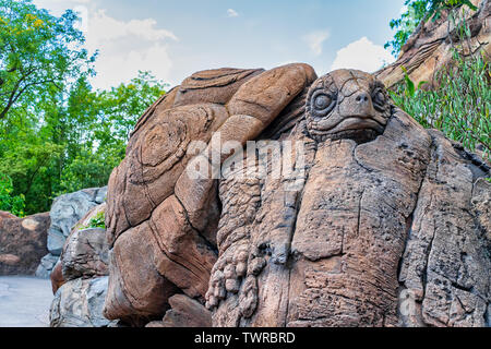 ORLANDO, Florida, USA. Mai 03, 2019: Schnitzereien an den Baum des Lebens in Disney's Animal Kingdom Stockfoto