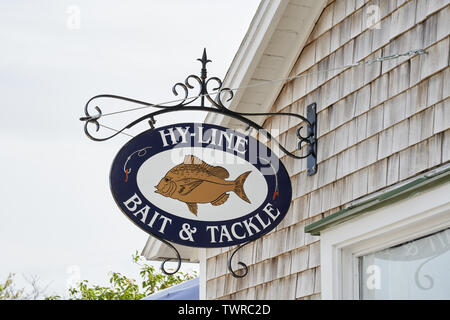 Hyannis, MA - 10. Juni 2019: Hy-Line Köder & anzugehen ist ein Geschäft, in dem Sie alle Arten von Fischen Verbrauchsmaterialien und Zubehör am Hafen. Stockfoto