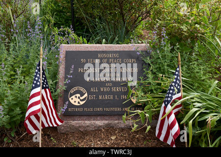 Hyannis, MA - 10. Juni 2019: Stein und Erz Marker zu Ehren des Peace Corps in einem Garten entlang der Kennedy Legacy Trail, ein Selbst befindet - Geführte Wanderung Stockfoto