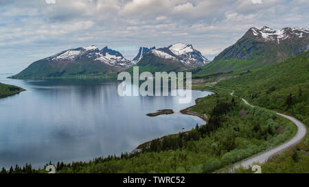 Die National Scenic Route ist eine Ausdehnung der Landstraße auf der Insel Senja, Norwegen, mit atemberaubender Aussicht auf die wunderschönen Berge und tiefe blaue Fjorde. Stockfoto