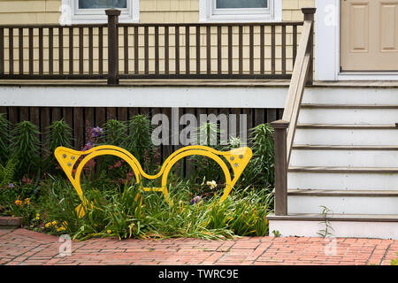 Provincetown, MA - Juni 11, 2019: Die Gestaltung von iconic Elton John's gelbe Brille Frames wurde verwendet, um einen Garten Zubehör für die vorderen Yar zu erstellen Stockfoto