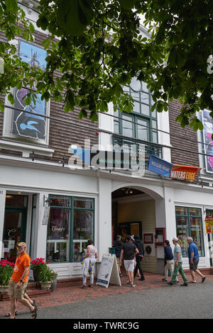 Provincetown, MA - Juni 11, 2019: Die Menschen sind die Eingabe von Walfängern Wharf historischen Fussgängerzone Einkaufszentrum mit ein Zeichen für die Provincetown Film Festival ein Stockfoto