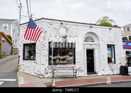 Provincetown, MA - 11. Juni 2019: Shop des Kiehl auf Commercial Street ist in einem rustikalen Backstein Gebäude Stockfoto