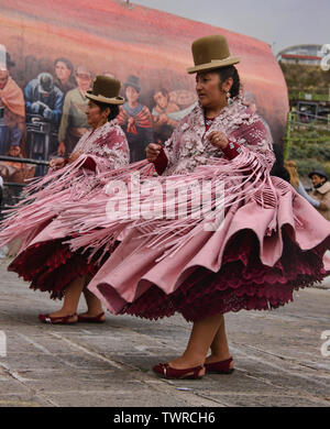 Cholitas tanzen im Gran Poder Festival, La Paz, Bolivien Stockfoto