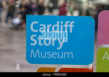 CARDIFF, VEREINIGTES KÖNIGREICH. 27. Okt 2017. Ein Spaziergang durch die Innenstadt von Cardiff und die vielen Schilder mit dem Namen Cardiff / caerdydd. © Foto Matthew Lofthous Stockfoto