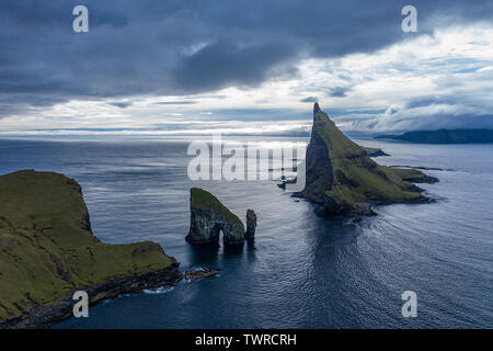 Drangarnir, Tindholmur und Mykines Inseln drone aereal Blick von Vagar, Färöer Inseln Stockfoto