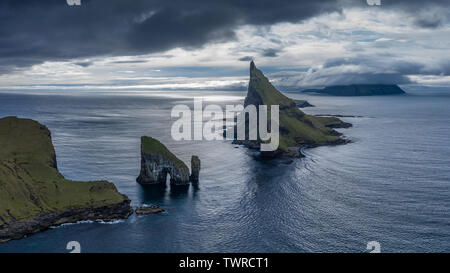 Drangarnir, Tindholmur und Mykines Inseln drone aereal Blick von Vagar, Färöer 16:9 Stockfoto