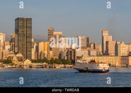 Rio de Janeiro, Brasilien - 22. Juni 2019: Rio de Janeiro Downtown Skyline vom Meer mit dem niterói Fähre nähert sich der Stadt gesehen zu haben. Stockfoto