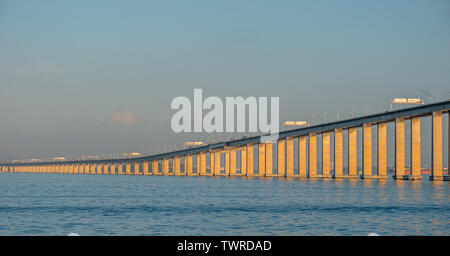 Die Rio-Nitreói Brücke in der Bucht von Guanabara, Rio de Janeiro, Brasilien Stockfoto