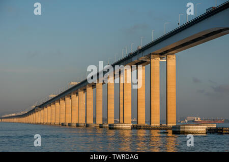 Die Rio-Nitreói Brücke in der Bucht von Guanabara, Rio de Janeiro, Brasilien Stockfoto