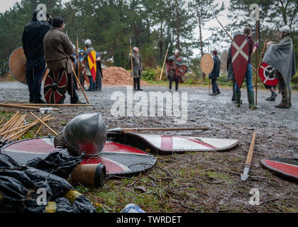 ABERYSTWYTH, GROSSBRITANNIEN. Nov. 2017. Mitglieder der mittelalterlichen Reenactment-Gruppe Historia Normannis trainieren in Aberystwyth, Wales. Stockfoto