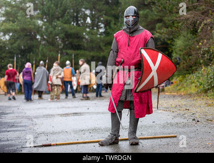 ABERYSTWYTH, GROSSBRITANNIEN. Nov. 2017. Mitglieder der mittelalterlichen Reenactment-Gruppe Historia Normannis trainieren in Aberystwyth, Wales. Stockfoto