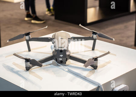 Berlin, August 2018, DJI Drohnen Mavic 2 Zoom, Unmanned Aerial Vehicles - UAV, DJI-Messestand, globale Innovationen zeigen IFA 2018, Stockfoto