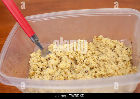 Pilz und Schnittlauch Couscous in eine Servierschüssel Stockfoto