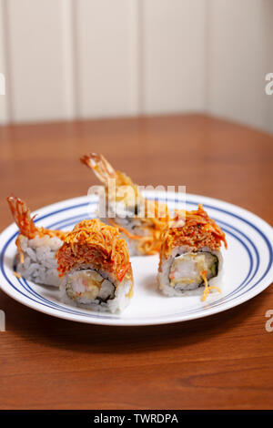 Scheiben von crunchy Dragon roll Sushi mit Shrimp Tempura auf einen Servierteller Stockfoto