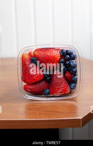 Obstsalat, Erdbeeren und Heidelbeeren in einem Plastikbehälter Stockfoto