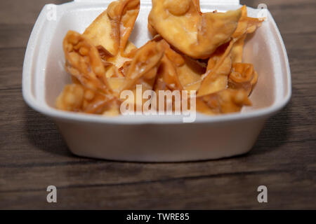 Krabben und Frischkäse aromatisierten Wontons in einer Carryout-Box Stockfoto