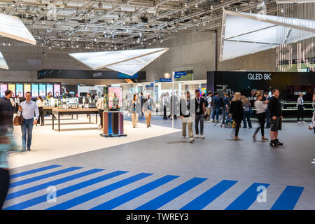 Berlin, Deutschland, 30. August 2018, Samsung Ausstellung Pavillon, Stand auf globale Innovationen zeigen IFA 2018, einheitlich gekleidet Mitarbeiter im Kundendienst Stockfoto