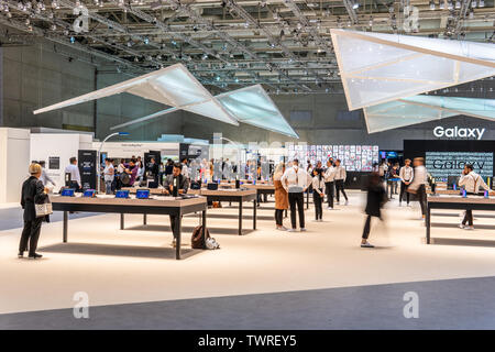 Berlin, Deutschland, 30. August 2018, Samsung Ausstellung Pavillon, Stand auf globale Innovationen zeigen IFA 2018, einheitlich gekleidet Mitarbeiter im Kundendienst Stockfoto