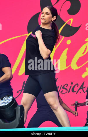 & Julia führt bei West End Live 2019 in Trafalgar Square, am 22. Juni 2019, London, UK. Stockfoto