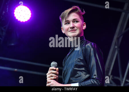 Sylvia Young Theatre School führt bei West End Live 2019 in Trafalgar Square, am 22. Juni 2019, London, UK. Stockfoto