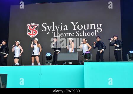 Sylvia Young Theatre School führt bei West End Live 2019 in Trafalgar Square, am 22. Juni 2019, London, UK. Stockfoto