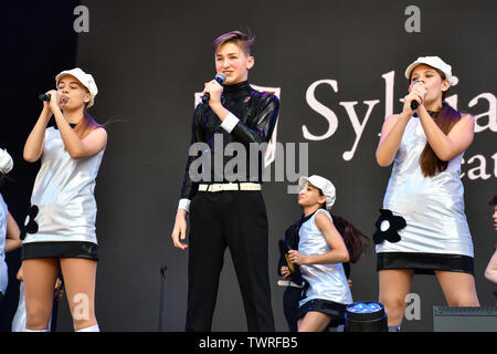Sylvia Young Theatre School führt bei West End Live 2019 in Trafalgar Square, am 22. Juni 2019, London, UK. Stockfoto