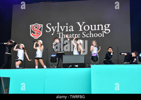 Sylvia Young Theatre School führt bei West End Live 2019 in Trafalgar Square, am 22. Juni 2019, London, UK. Stockfoto