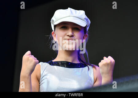 Sylvia Young Theatre School führt bei West End Live 2019 in Trafalgar Square, am 22. Juni 2019, London, UK. Stockfoto