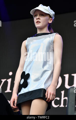 Sylvia Young Theatre School führt bei West End Live 2019 in Trafalgar Square, am 22. Juni 2019, London, UK. Stockfoto