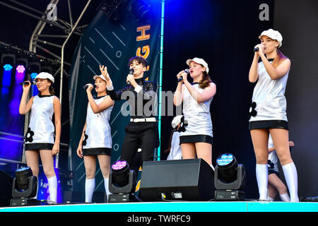 Sylvia Young Theatre School führt bei West End Live 2019 in Trafalgar Square, am 22. Juni 2019, London, UK. Stockfoto