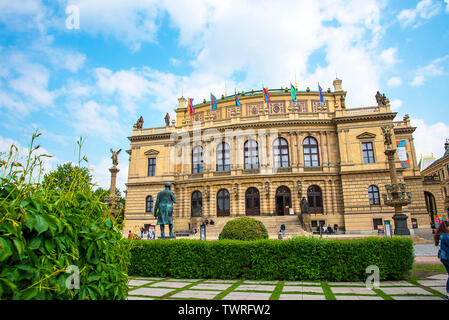 Das Rudolfinum ist ein Auditorium und eine der wichtigsten neo-renaissance Gebäude in Prag. Es ist durch den Fluss an Jan Palach Square gelegen Stockfoto