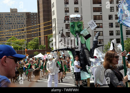 Brooklyn, NY, USA. 22. Juni, 2019. Die 37. jährliche Mermaid Parade getreten - aus der Sommersaison am 22 Juni, 2019, mit einer Parade, Surf Avenue verfügt über ein Sortiment von Schwimmern, Marching Bands und bunt kostümierten Jecken am Meer Freizeit- und Unterhaltungszentrum von Coney Island in Brooklyn, New York. © 2019 G. Ronald Lopez/Alamy leben Nachrichten Stockfoto