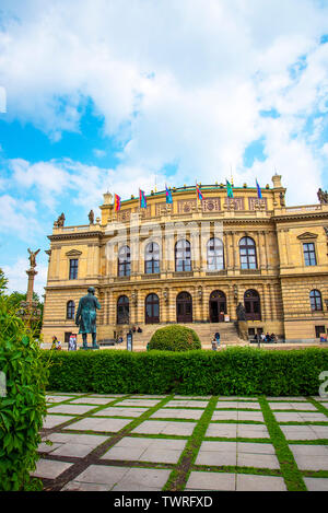 Das Rudolfinum ist ein Auditorium und eine der wichtigsten neo-renaissance Gebäude in Prag. Es ist durch den Fluss an Jan Palach Square gelegen Stockfoto