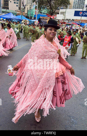 Cholita tanzen im Gran Poder Festival, La Paz, Bolivien Stockfoto
