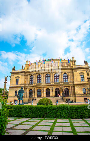 Das Rudolfinum ist ein Auditorium und eine der wichtigsten neo-renaissance Gebäude in Prag. Es ist durch den Fluss an Jan Palach Square gelegen Stockfoto